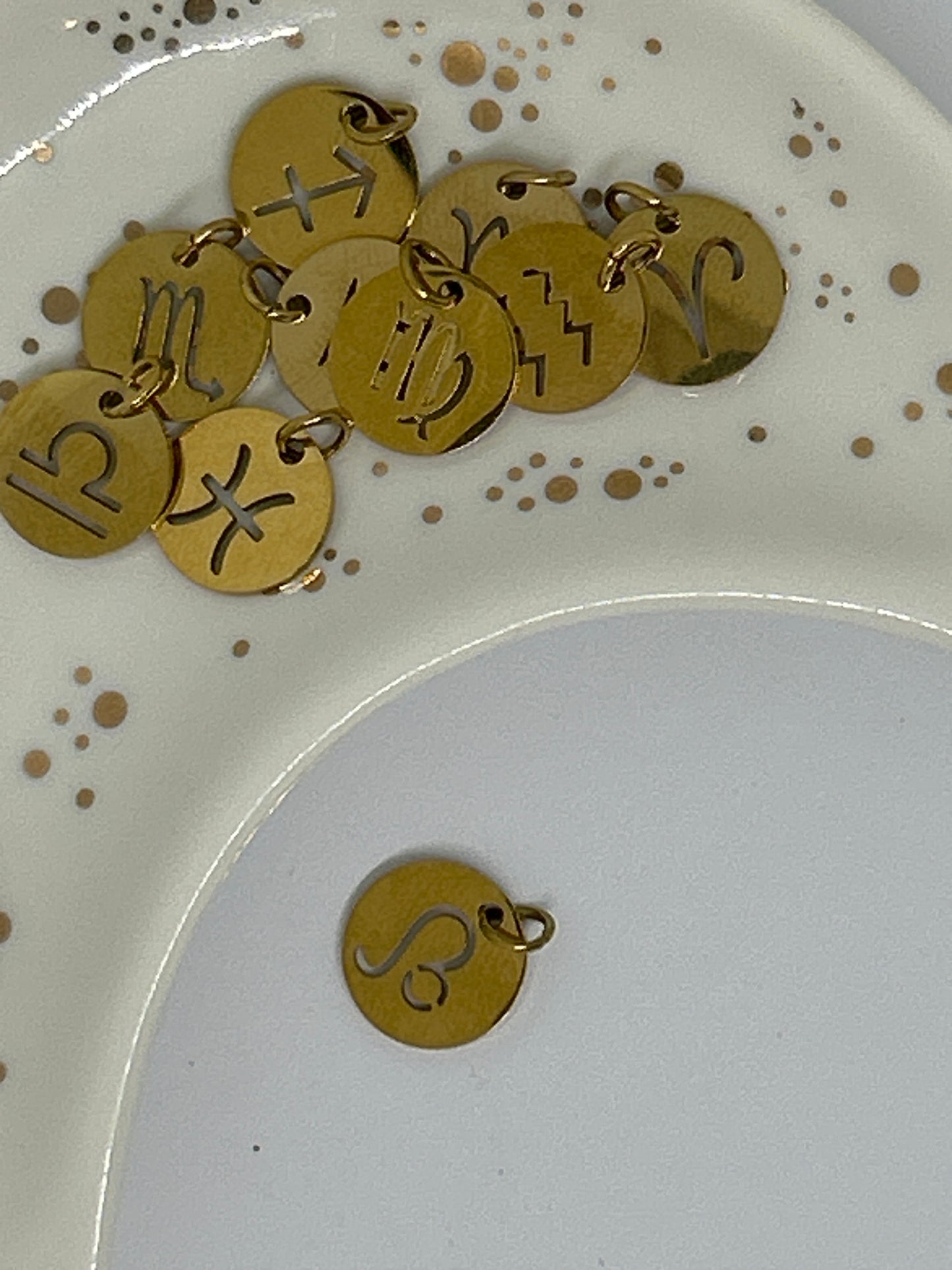 Charm Signe Astrologique – Symbole d’identité et d’énergie