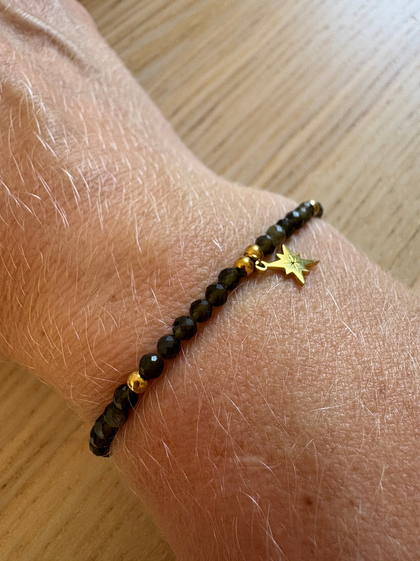 Bracelet Fin en Pierres Naturelles & Breloque Dorée