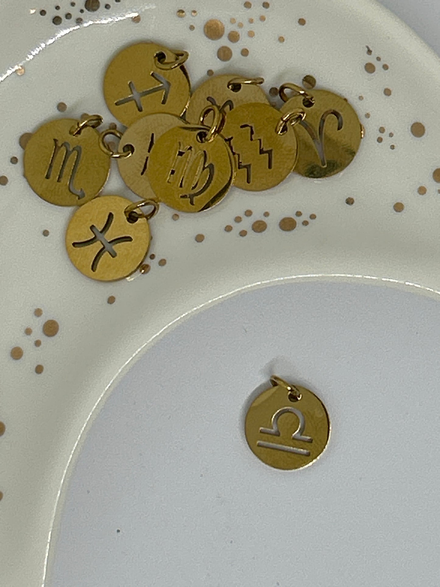 Charm Signe Astrologique – Symbole d’identité et d’énergie