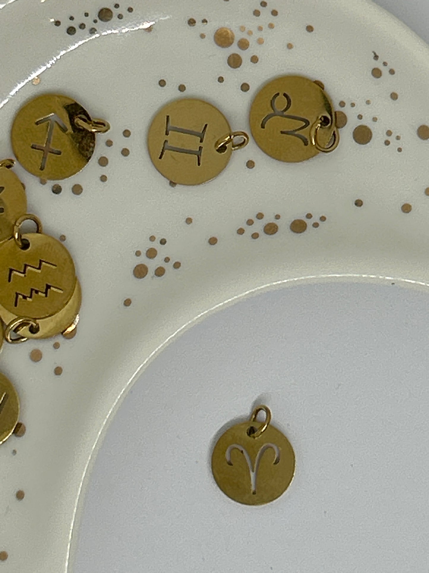 Charm Signe Astrologique – Symbole d’identité et d’énergie