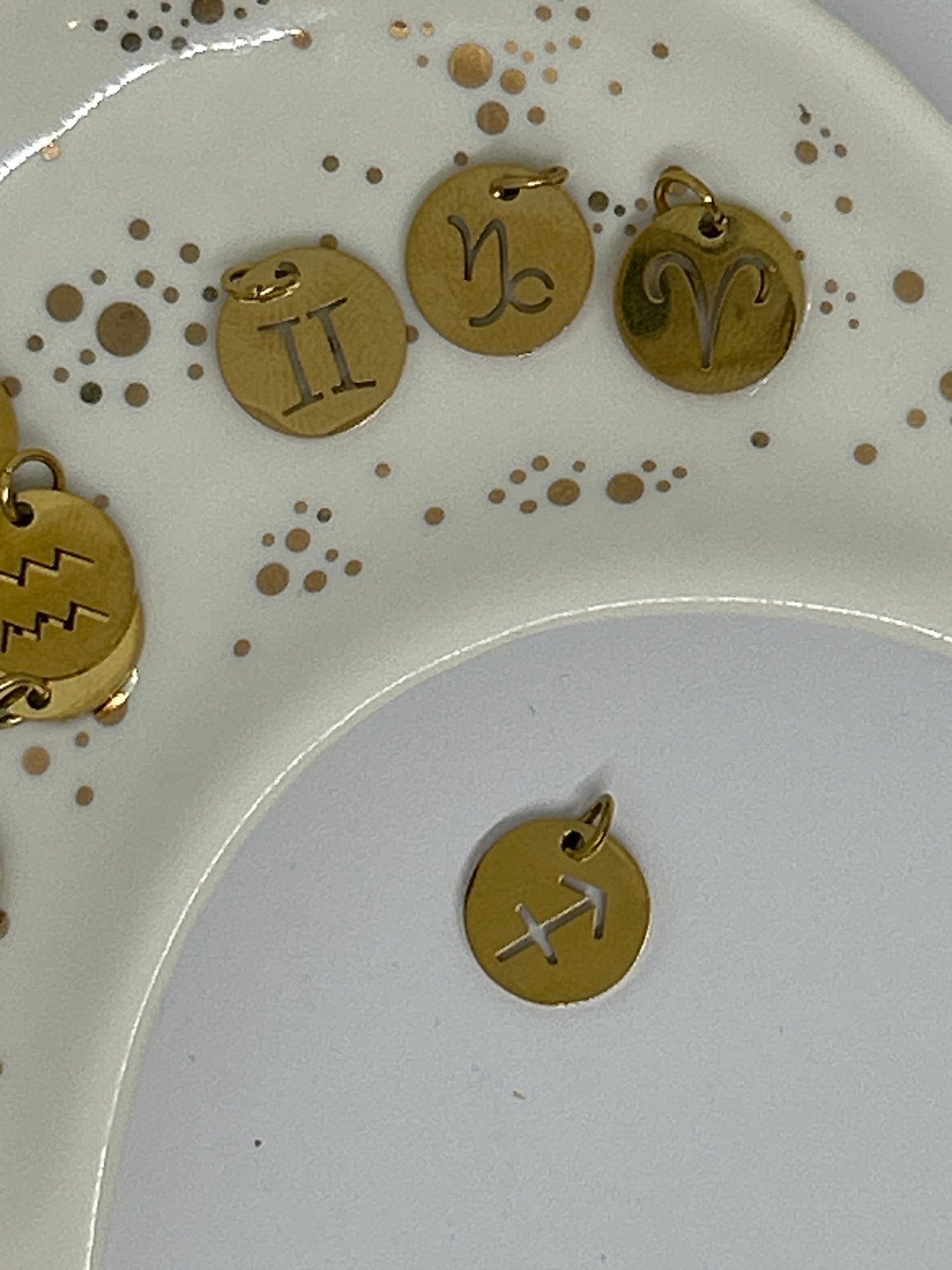 Charm Signe Astrologique – Symbole d’identité et d’énergie