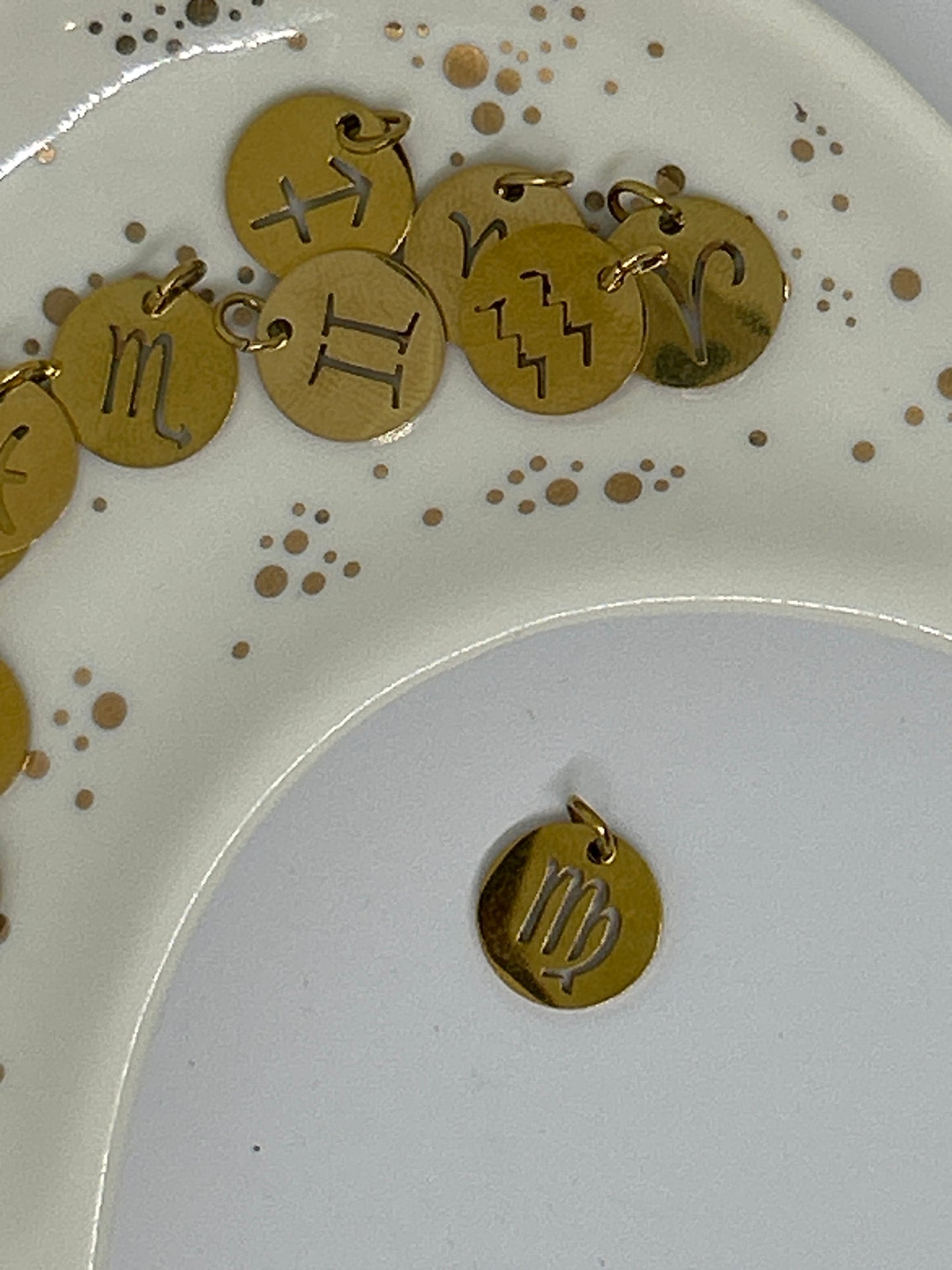 Charm Signe Astrologique – Symbole d’identité et d’énergie