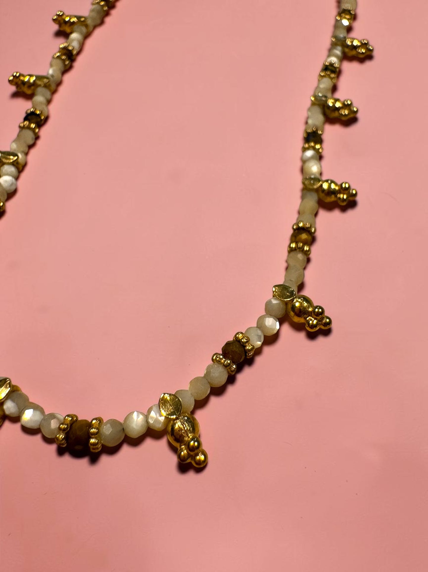 Collier Éclat Doré – Perles Blanches & Détails Dorés