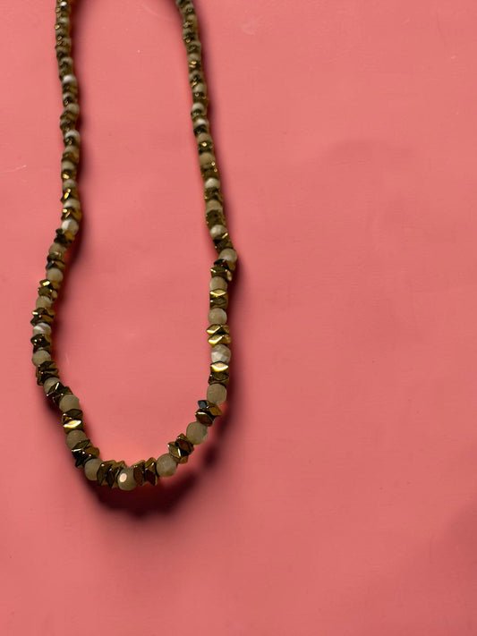 Collier Lumière – Perles Blanches & Hématite Dorée