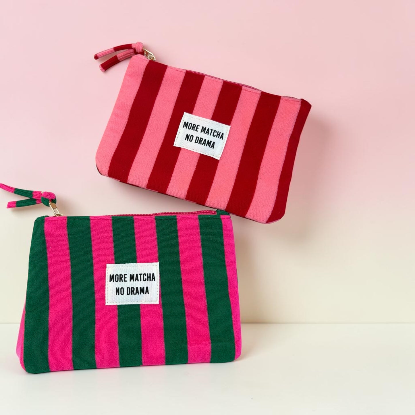 La Pochette Rayée "More Matcha No Drama" – Ton nouvel essentiel ! 💚