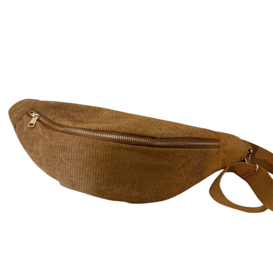 Sac banane By Maryon porté en bandoulière, look décontracté chic.