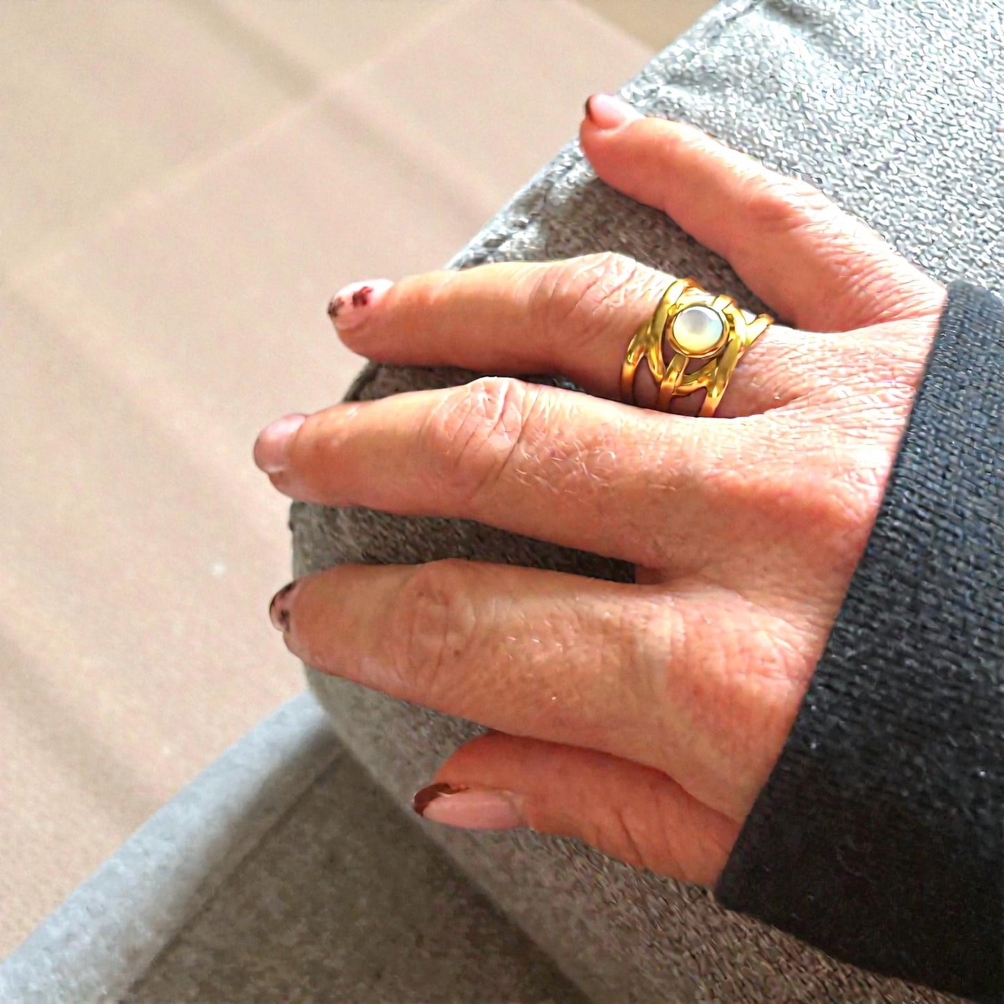 Bague dorée entrelacée avec perle – Élégance intemporelle ✨