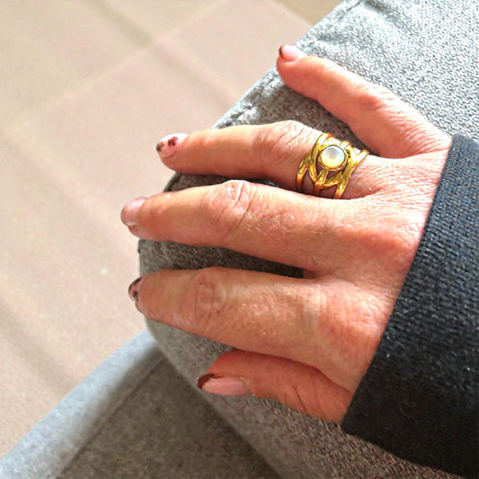 Bague dorée entrelacée avec perle – Élégance intemporelle ✨