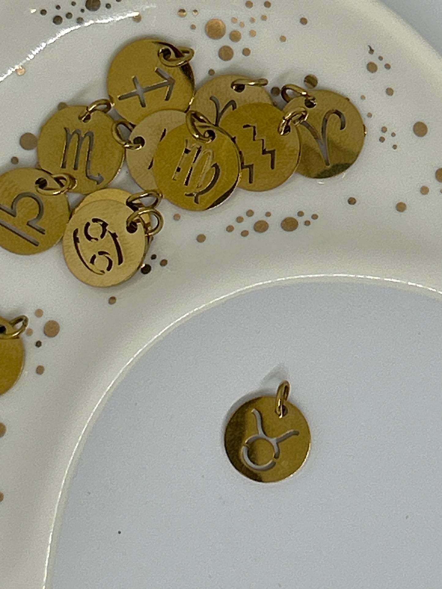 Charm Signe Astrologique – Symbole d’identité et d’énergie