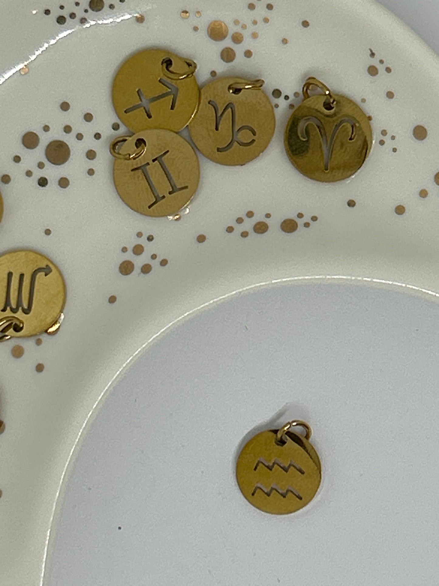 Charm Signe Astrologique – Symbole d’identité et d’énergie