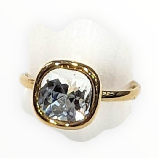 Bague dorée avec pierre colorée – Élégance lumineuse