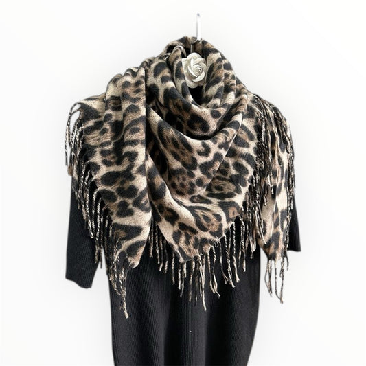 Foulard léopard doux et chaud à franges – accessoire mode femme By Maryon