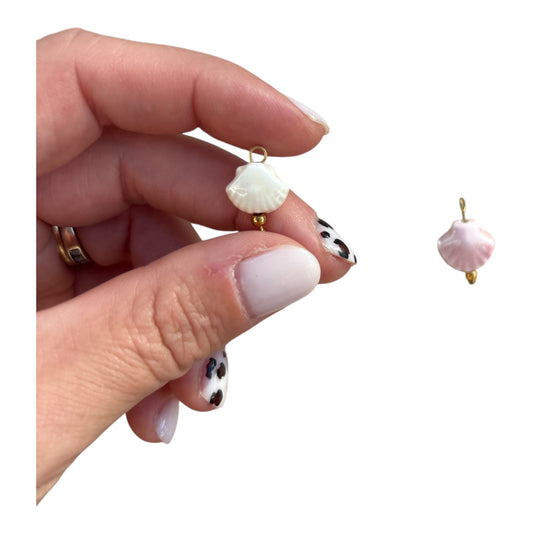 Charm coquillage en céramique – Blanc ou rose nacré