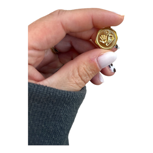 Charm empreinte bébé doré en acier inoxydable – Main et pied gravés