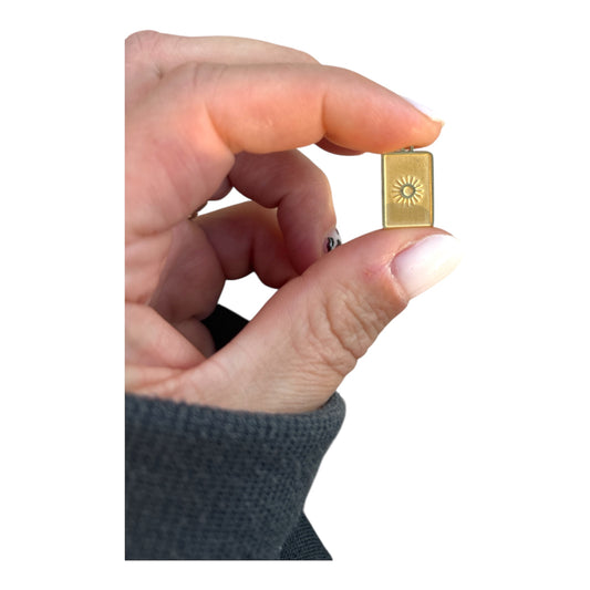 Charm rectangulaire soleil doré en acier inoxydable – Symbole lumineux