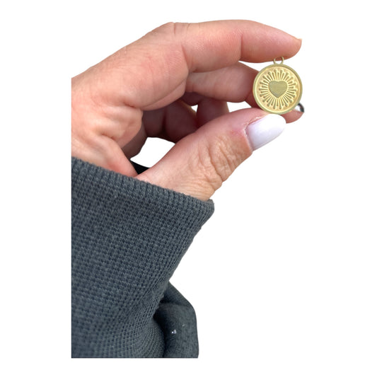 Charm rond cœur rayonnant doré en acier inoxydable – Symbole d’amour lumineux