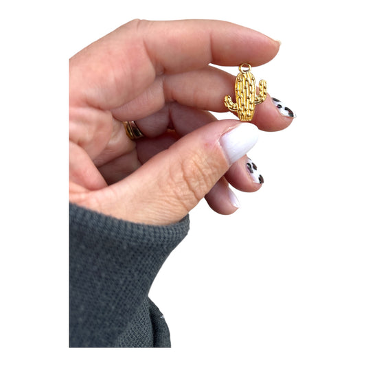 Charm cactus doré en acier inoxydable – Symbole d’énergie et de résilience