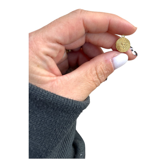 Charm Soleil visage doré en acier inoxydable – Symbole de chaleur et de vitalité