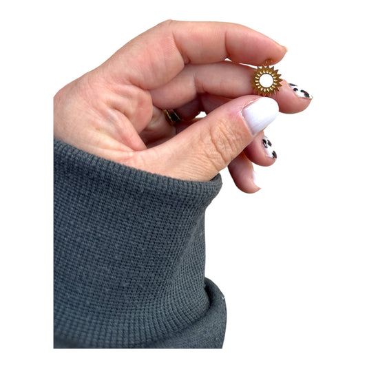 Charm Soleil doré en acier inoxydable – Symbole d’énergie et de positivité