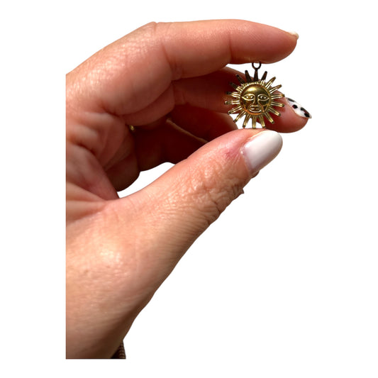 Charm Soleil visage doré en acier inoxydable – symbole de lumière et protection