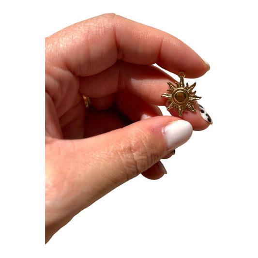 Charm Soleil rayonnant doré en acier inoxydable – symbole de chaleur et positivité