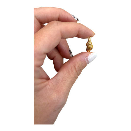 🐚 Charm Coquillage Doré – L’appel du soleil et de la liberté