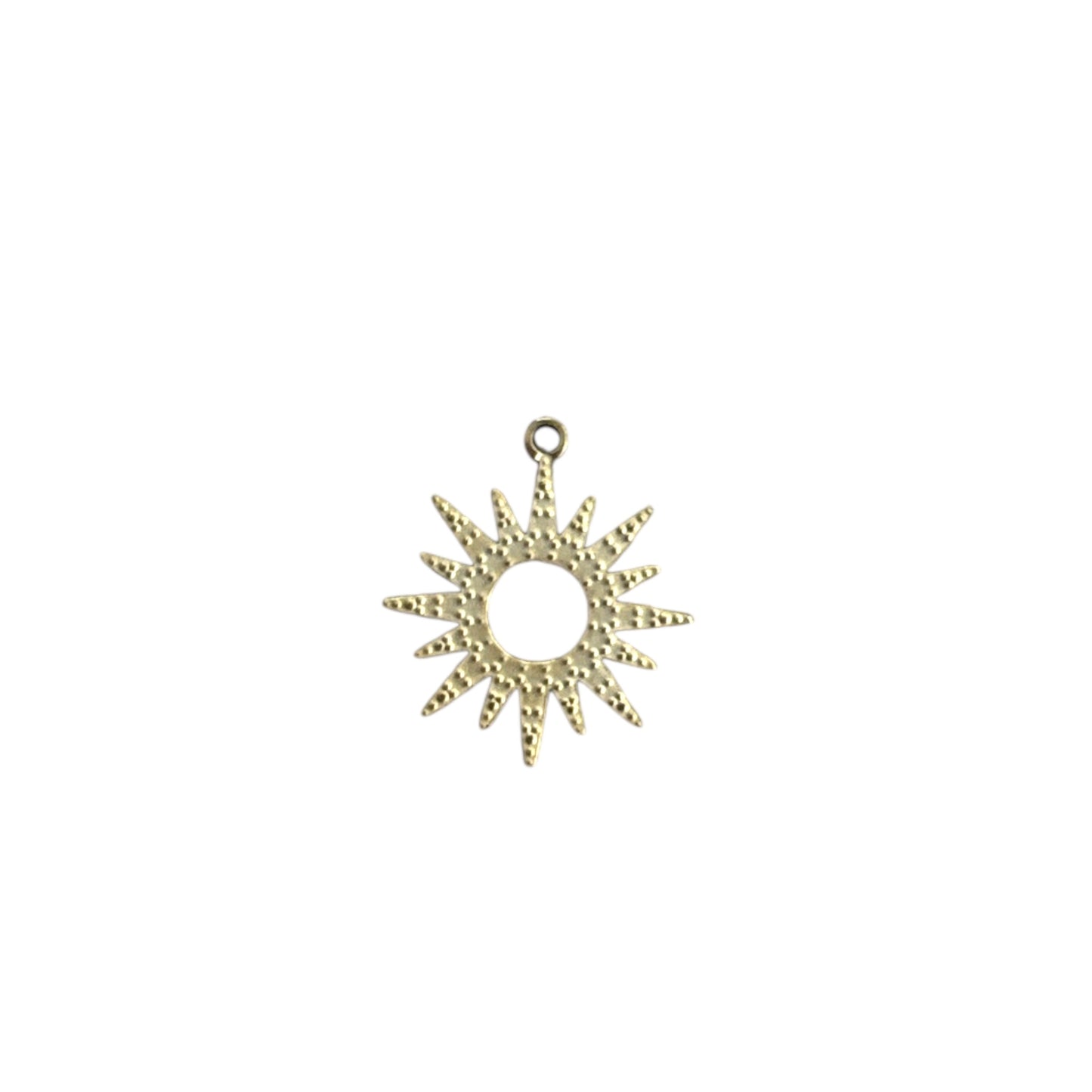 Charm soleil doré By Maryon en acier inoxydable, bijou symbolique de lumière et d’énergie positive.