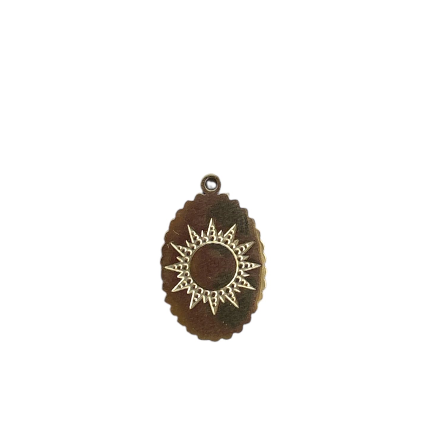 Charm soleil ovale doré By Maryon en acier inoxydable, symbole de lumière et d’énergie positive.