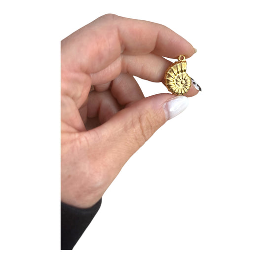 Charm Coquillage Spirale Doré – Symbole d’harmonie et de renaissance