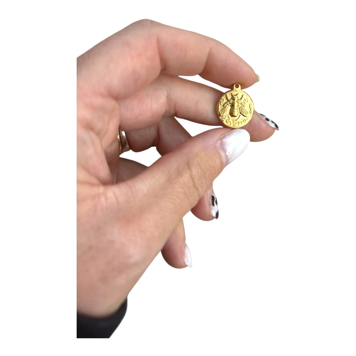 Charm Abeille Dorée – Symbole de force et de lumière