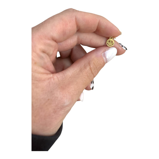 Charm Smiley Doré – Symbole de joie et de good vibes
