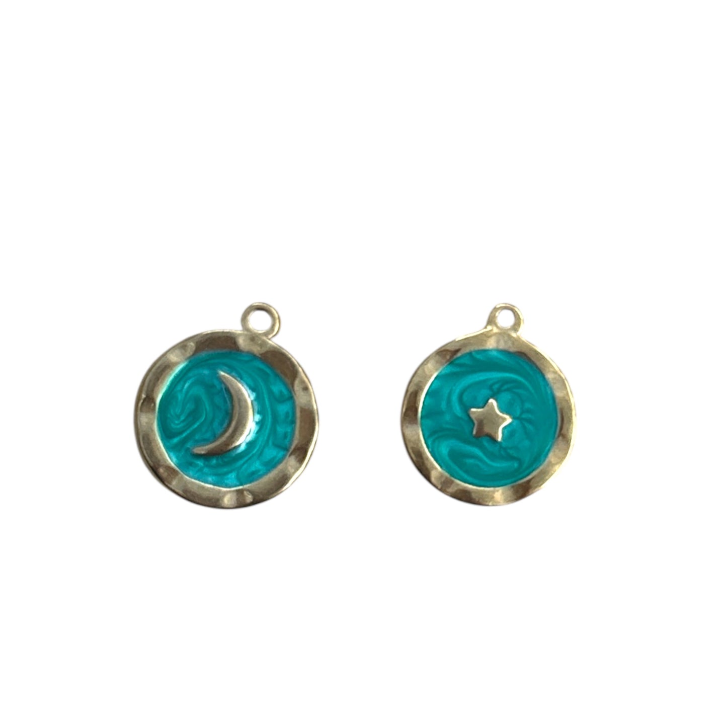 Charms lune et étoile turquoise By Maryon en acier inoxydable et émail bleu, symboles de rêve et de liberté.