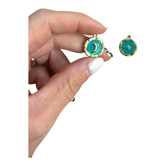 Charm Lune et Étoile Turquoise – Symbole de rêve et d’énergie céleste