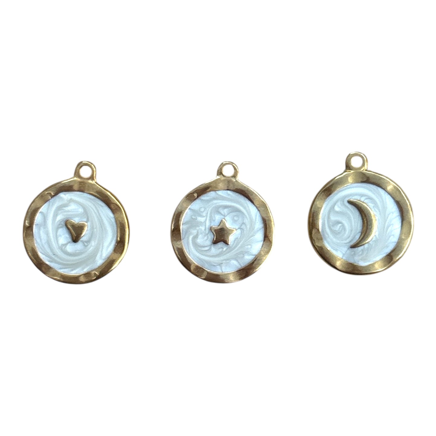 Charms nacrés cœur, étoile et lune By Maryon en acier inoxydable doré, symboles de douceur et de rêve.