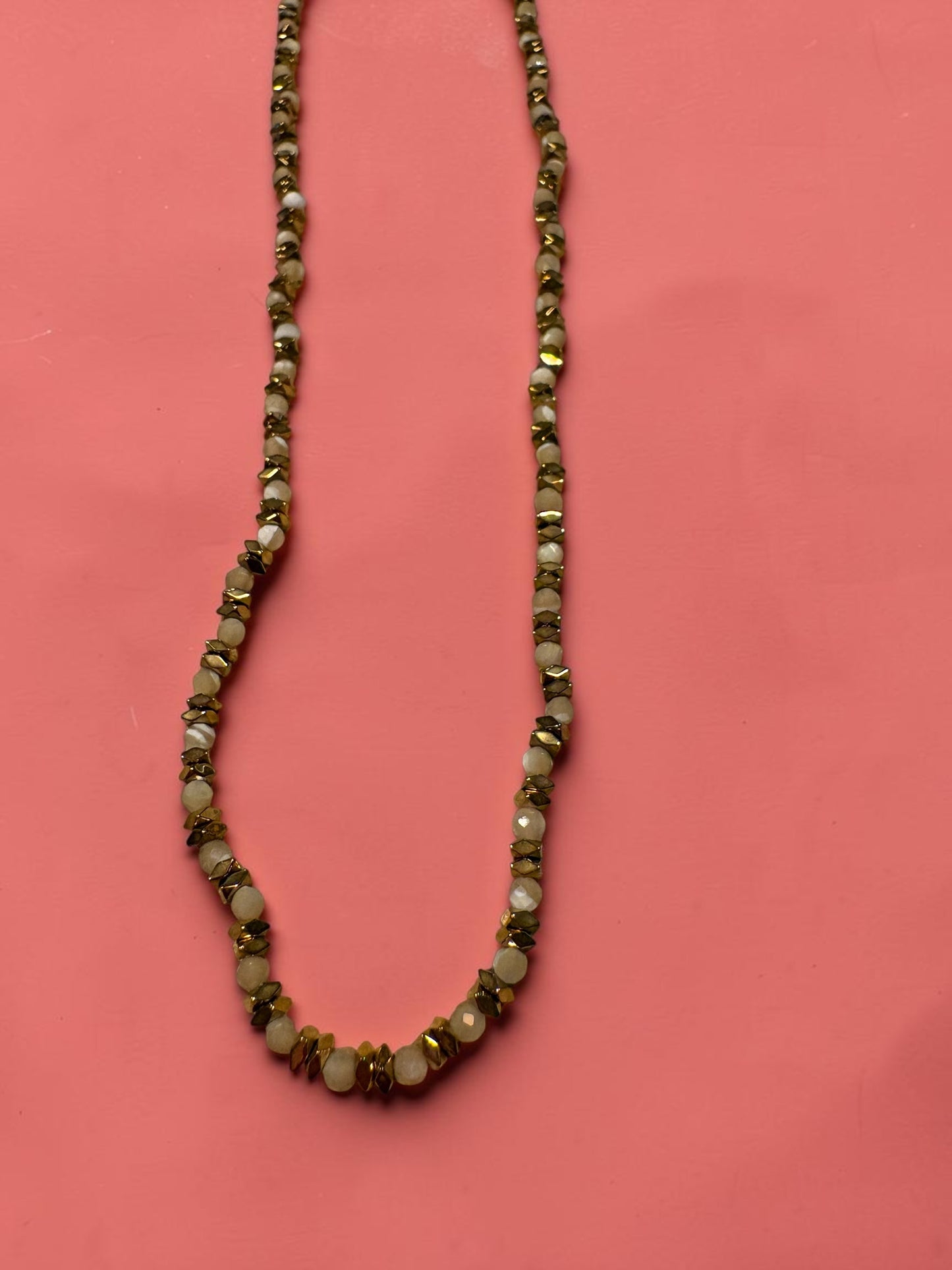 Collier Lumière – Perles Blanches & Hématite Dorée