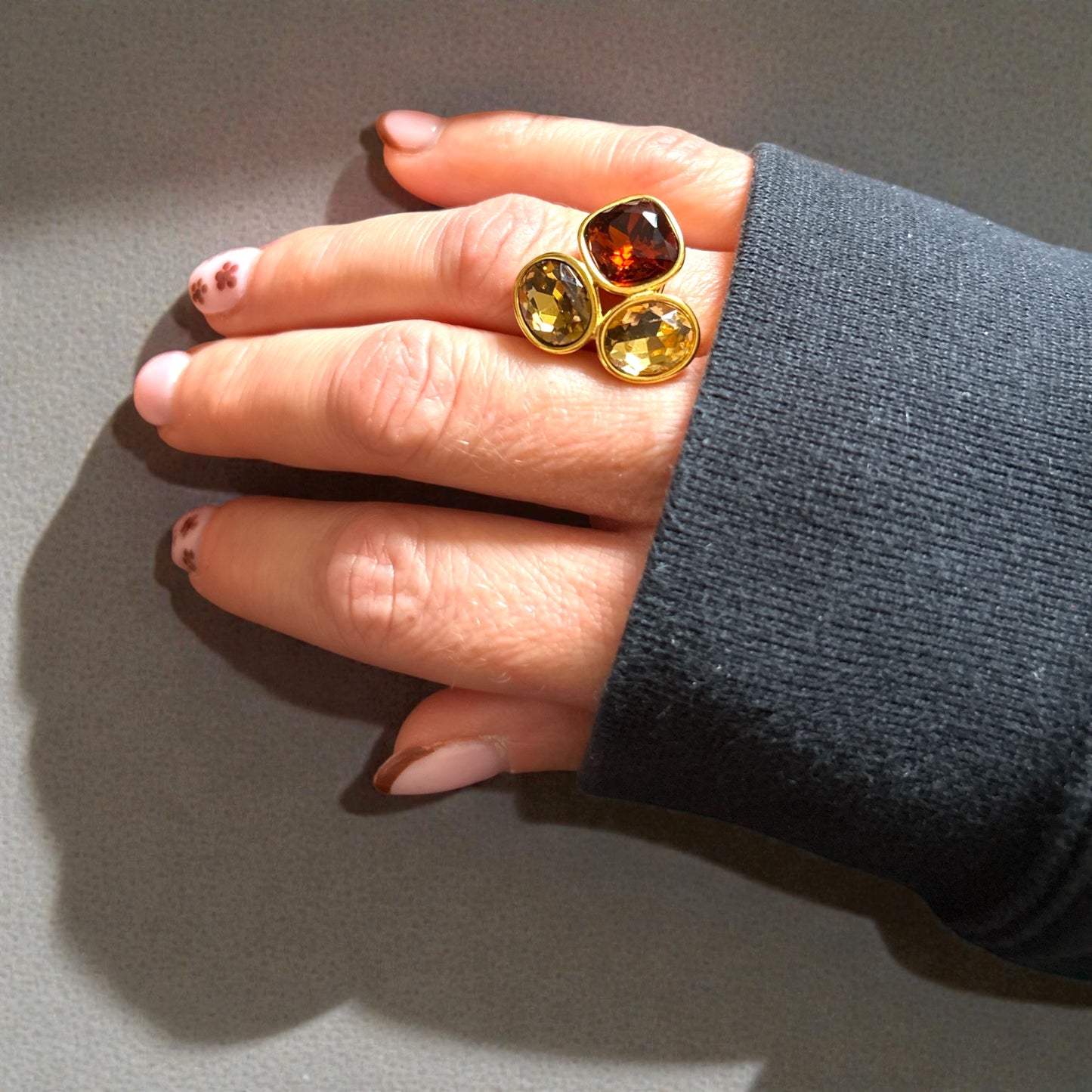 Bague “Trio Magic” – Acier inoxydable doré & trois pierres scintillantes