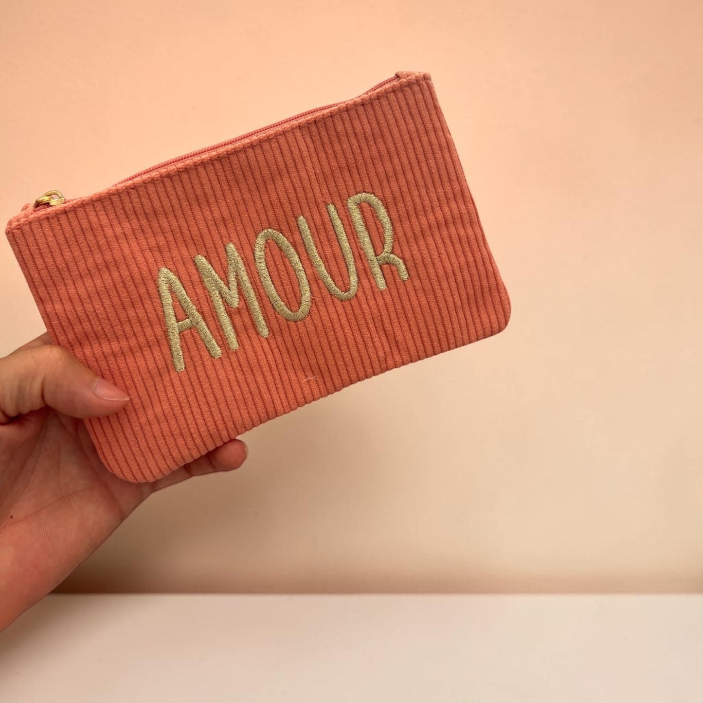 La Pochette en Velours Côtelé "AMOUR" – Douceur & Élégance ✨