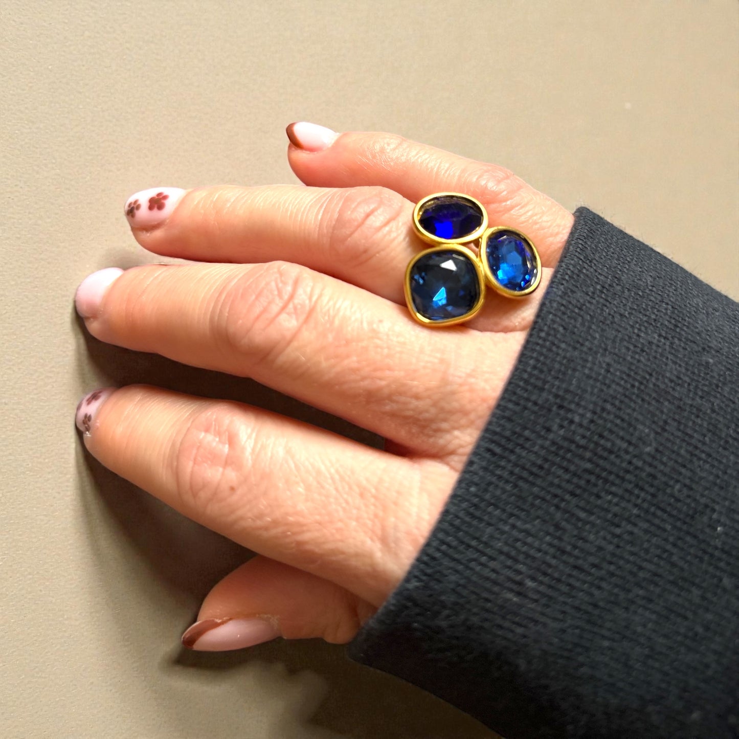 Bague “Trio Magic” – Acier inoxydable doré & trois pierres scintillantes