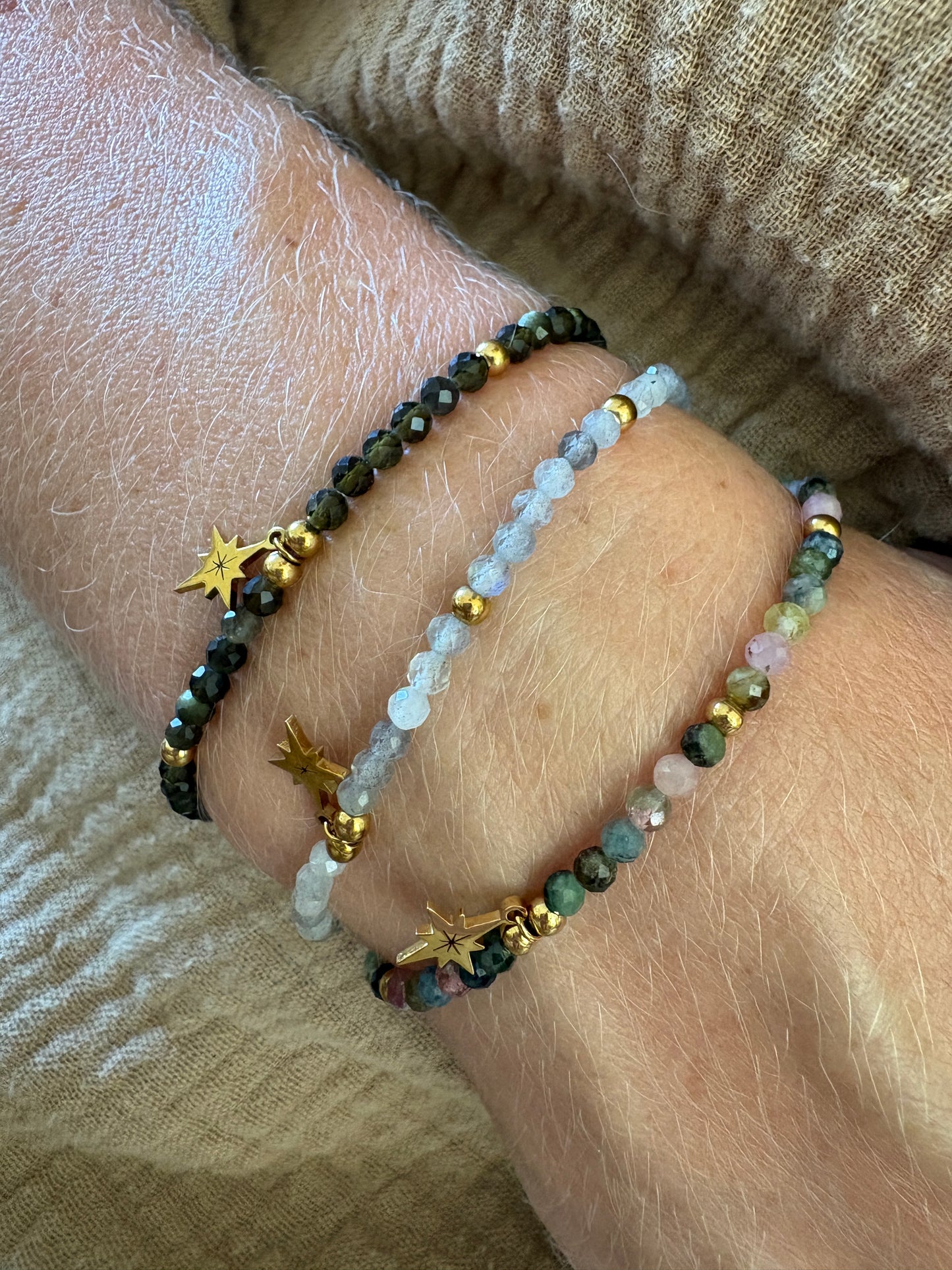 Bracelet Fin en Pierres Naturelles & Breloque Dorée