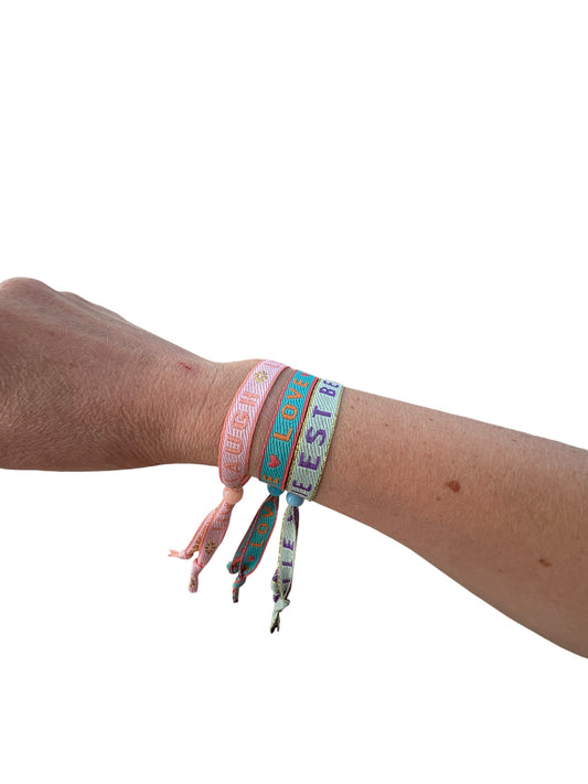 Lot de bracelets à message good vibes