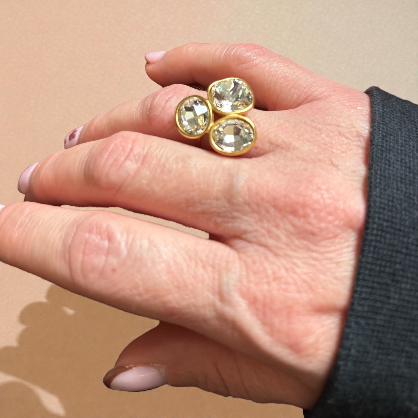 Bague “Trio Magic” – Acier inoxydable doré & trois pierres scintillantes