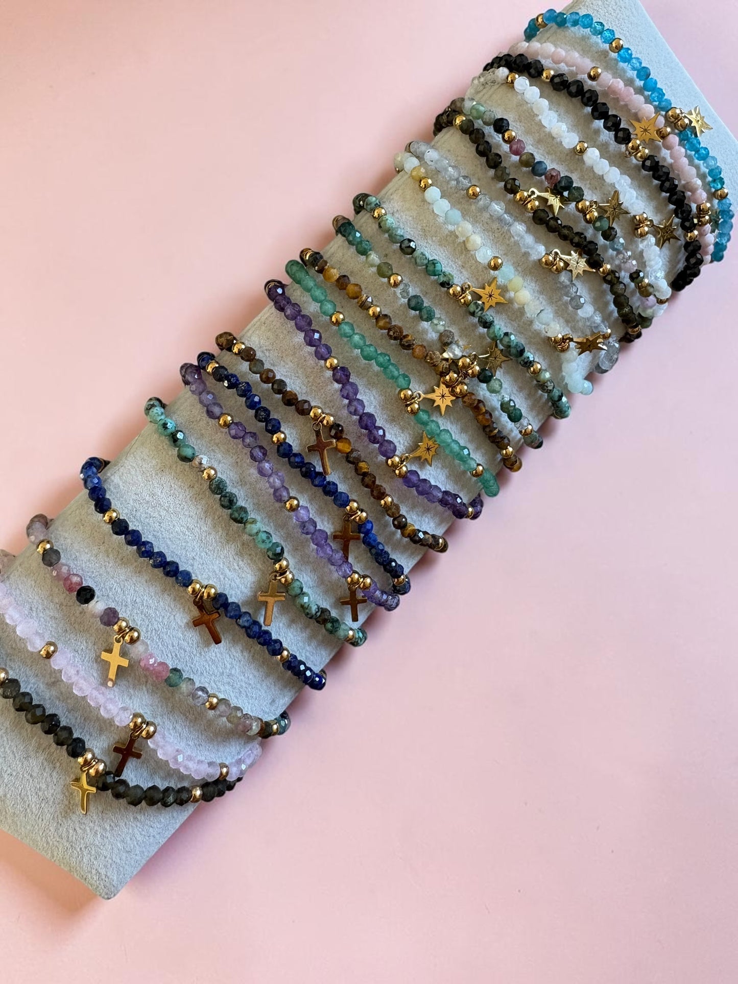 Bracelet Fin en Pierres Naturelles & Breloque Dorée
