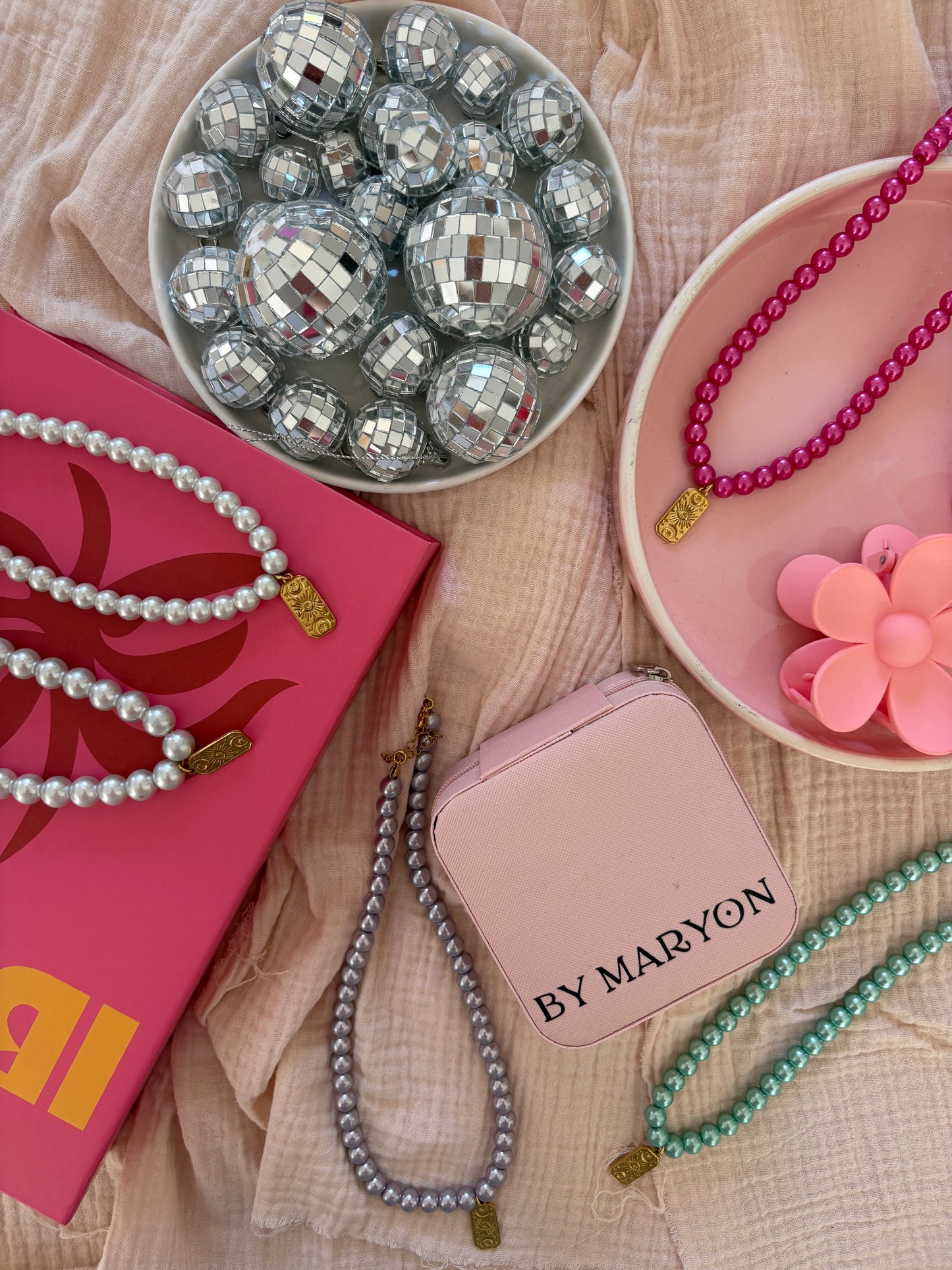Collier perles colorées & médaille symbolique – Acier inoxydable