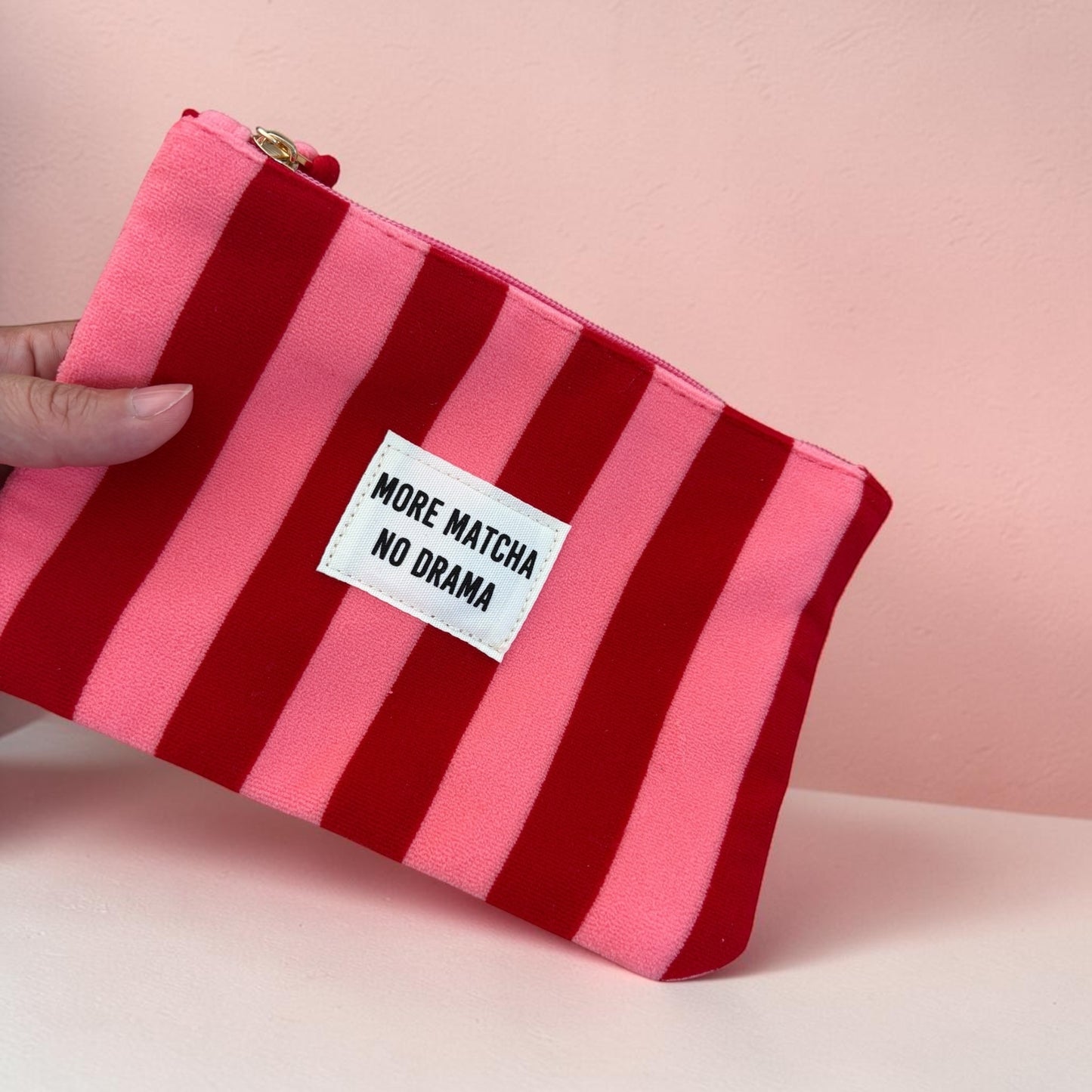 La Pochette Rayée "More Matcha No Drama" – Ton nouvel essentiel ! 💚