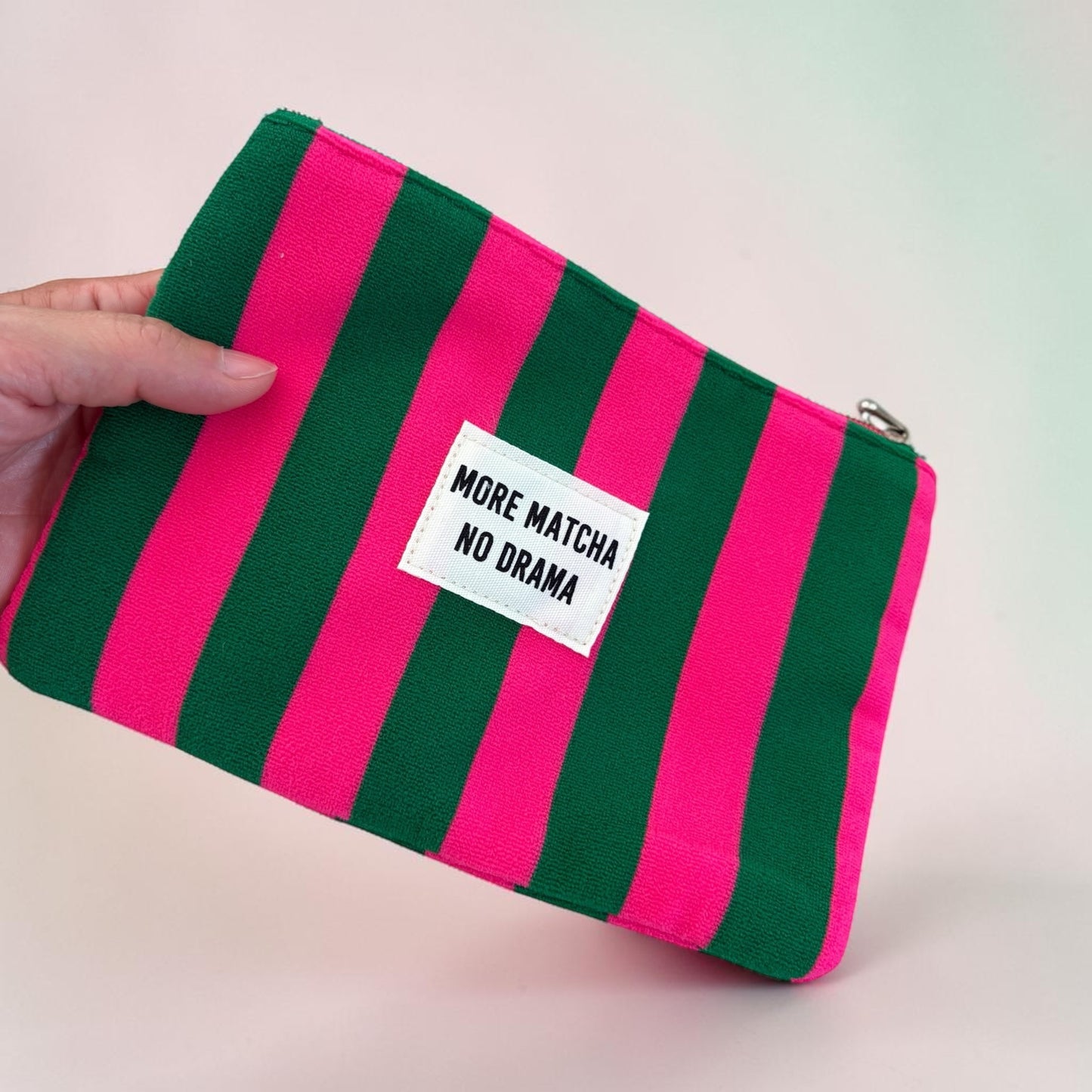 La Pochette Rayée "More Matcha No Drama" – Ton nouvel essentiel ! 💚