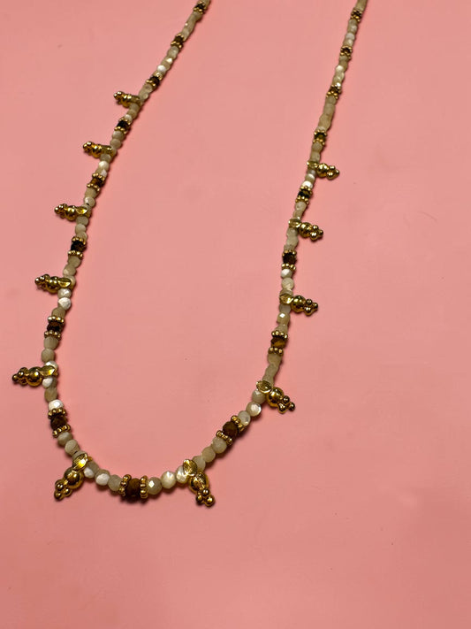 Collier Éclat Doré – Perles Blanches & Détails Dorés
