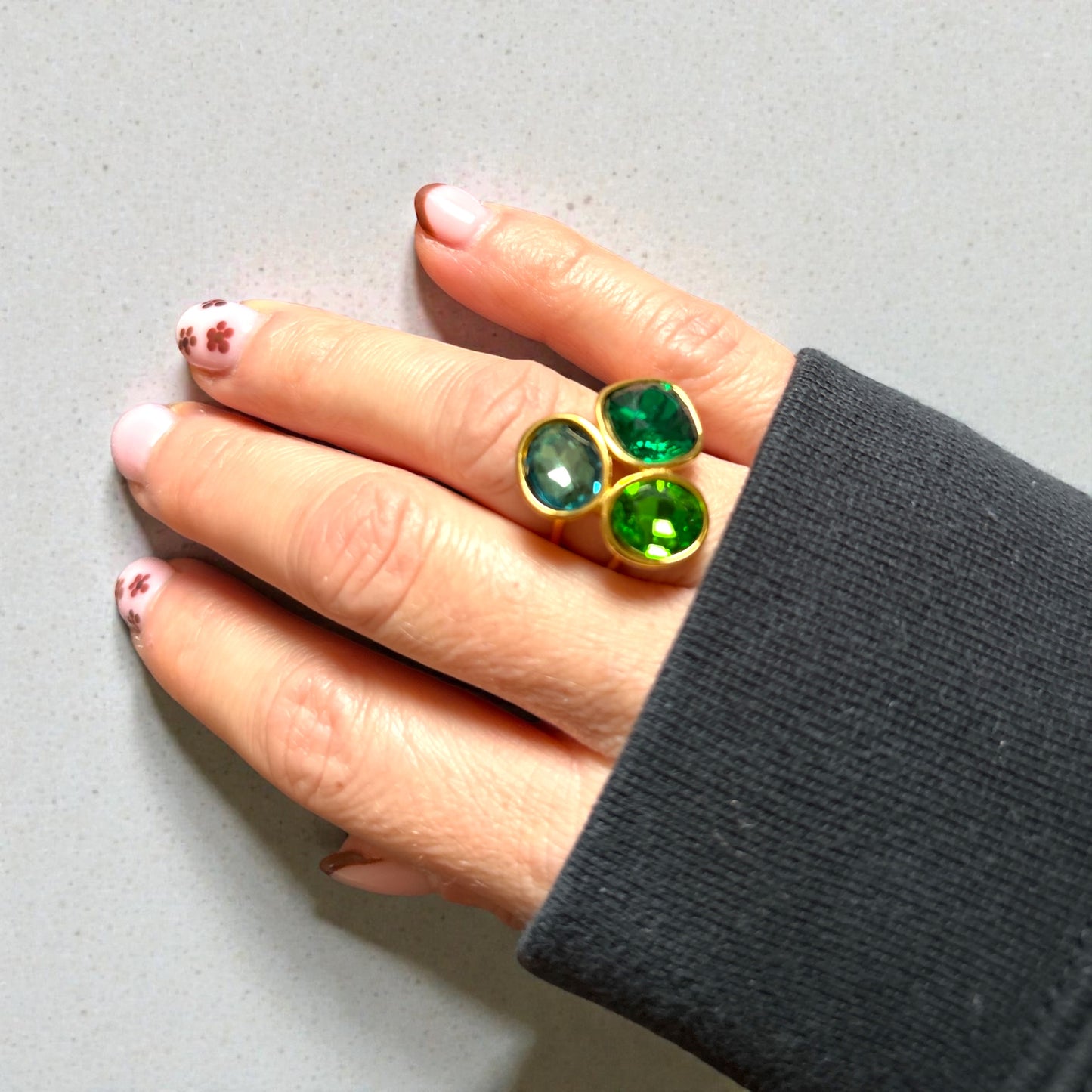 Bague “Trio Magic” – Acier inoxydable doré & trois pierres scintillantes