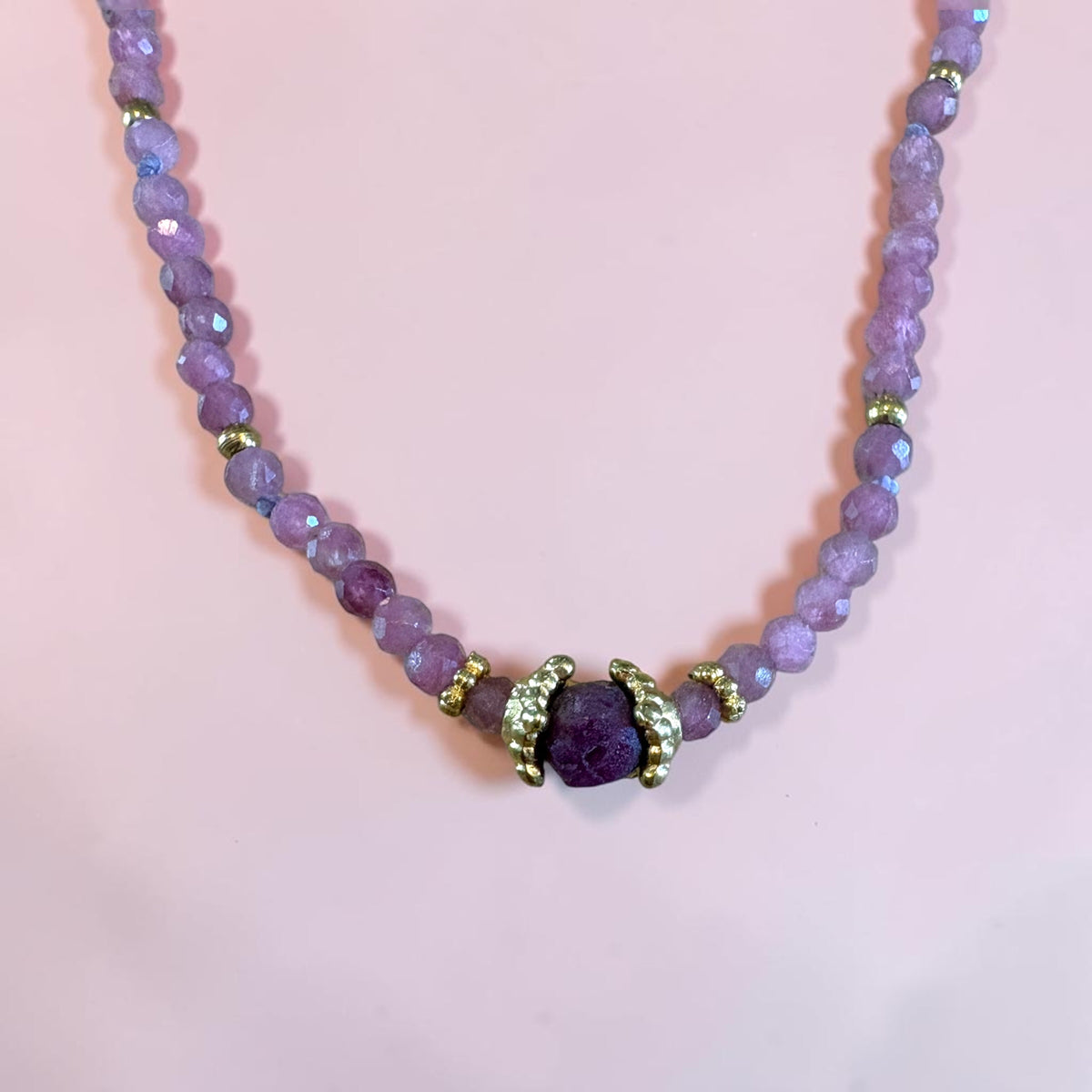Collier Pierres Naturelles & Pierre Centrale – Bijou Fin
