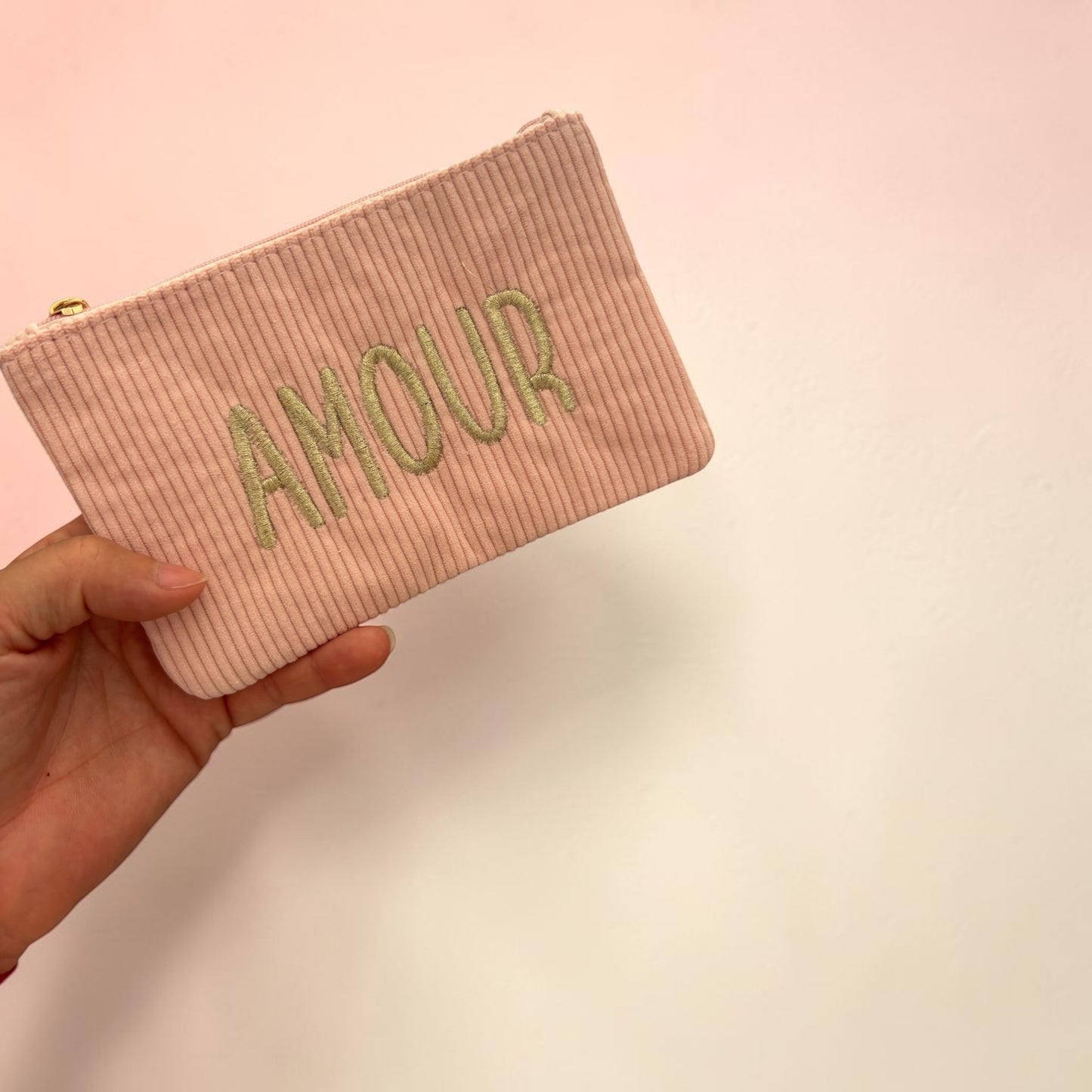 La Pochette en Velours Côtelé "AMOUR" – Douceur & Élégance ✨