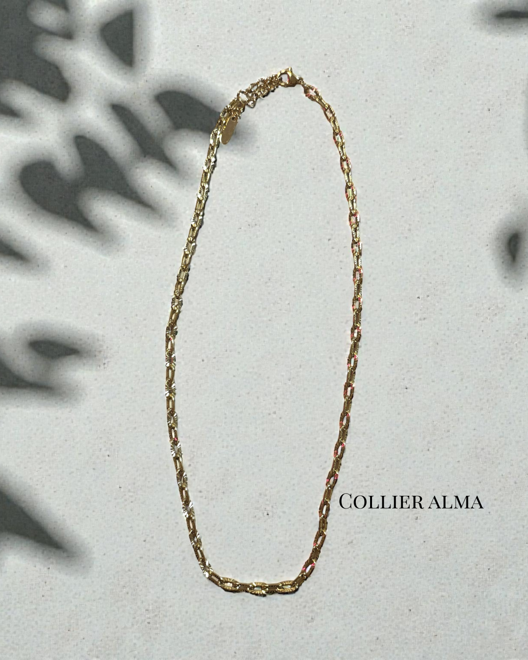 Détail du Collier Alma en acier inoxydable doré, maillons texturés lumineux, vue rapprochée.